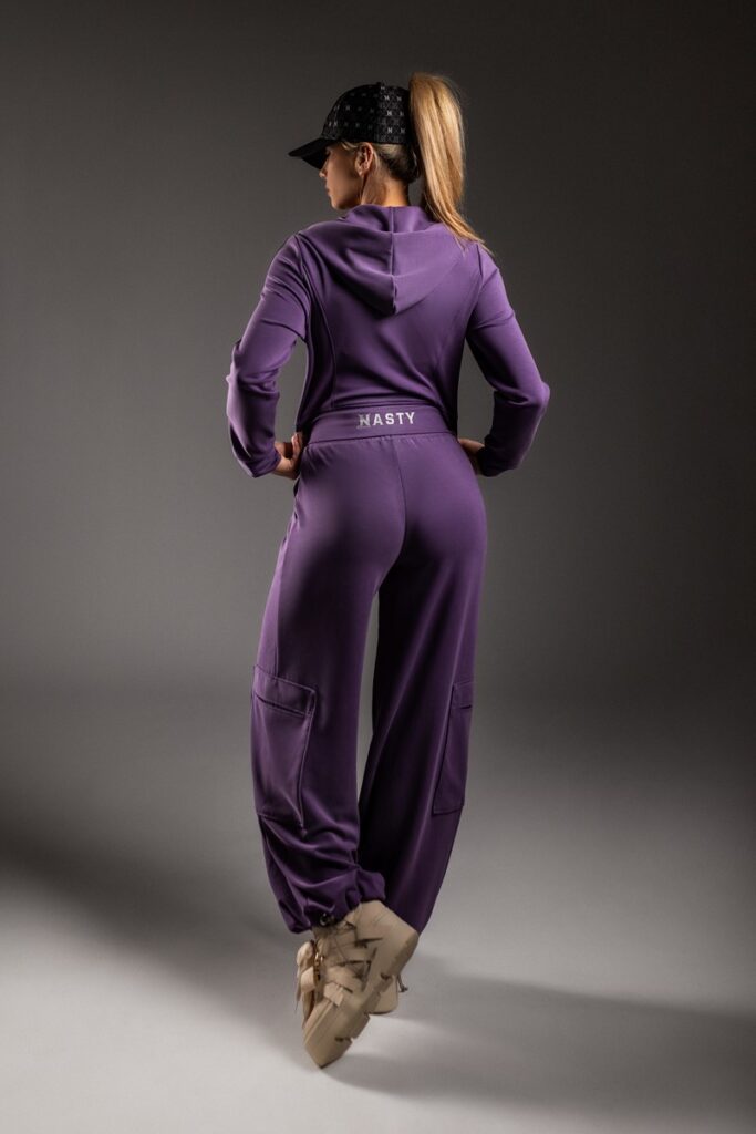 Majestic Plum; Urban Beauty: Spodnie Cargo; Urban Beauty: Bluza Hoodie; Czapka 1Nasty Crew;