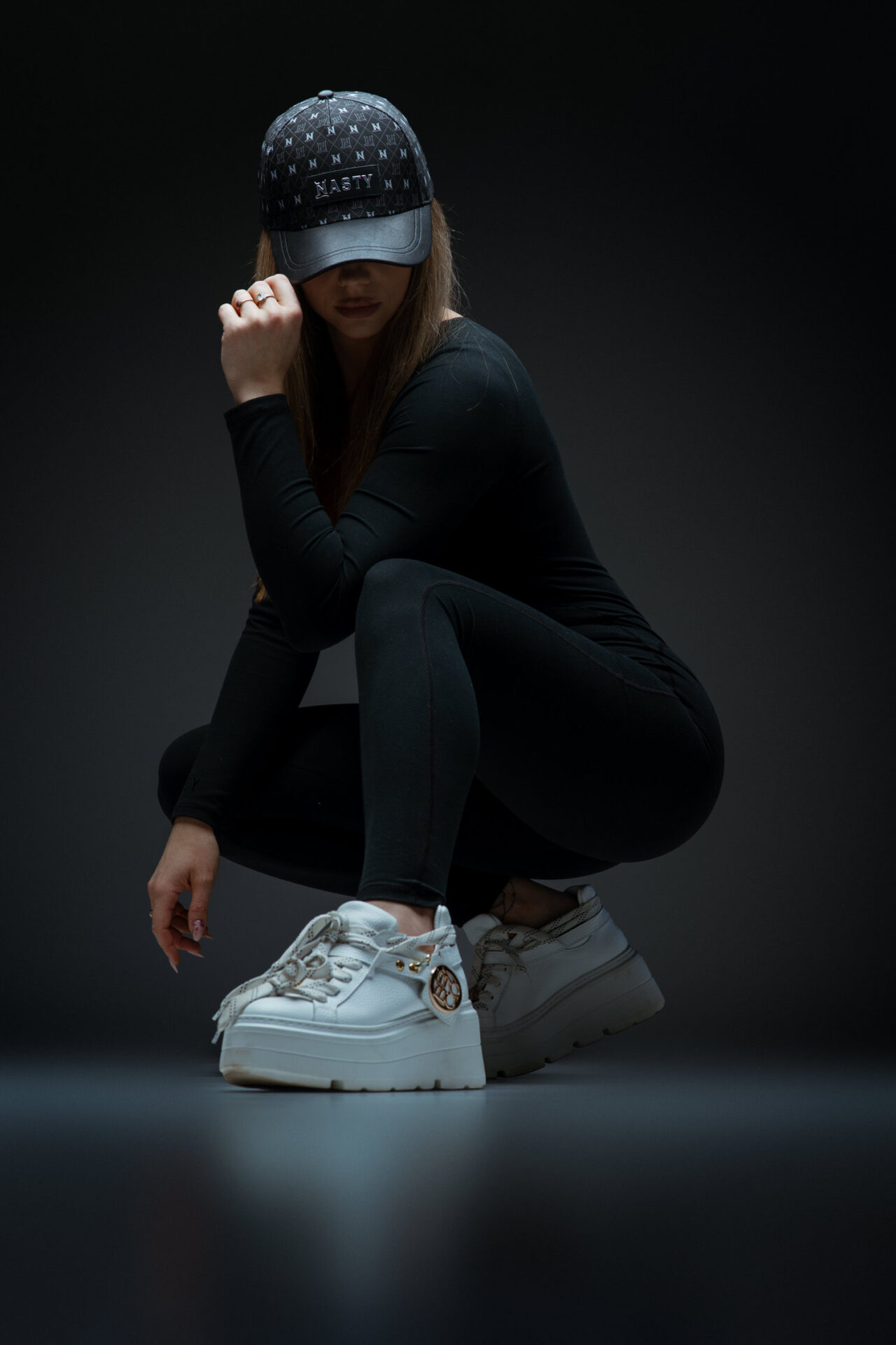 Second Skin Sculpt Jumpsuit Longsleeve Black Czapka z daszkiem 1Nasty: Crew Silver,